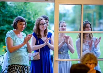 Gaste applaudieren bei einer Hochzeit im Hotel Aiterbach am Chiemsee. Feierliche Stimmung und Freude.