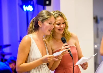 Gäste singen bei einer Hochzeit im Hotel Aiterbach am Chiemsee. Feierlicher Moment bei der Hochzeitsreportage.