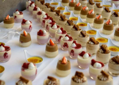 Dessertbuffet bei Hochzeit im Hotel Aiterbach am Chiemsee, elegante Suessspeisen Praesentation auf weissem Tischtuch.