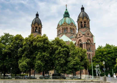 Kirche in München-Lehel als Kulisse für eine Hochzeitsreportage. Ideal für Hochzeitsfotografie in urbanem Kontext.