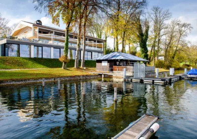 Hochzeitslocation Marina am Ufer in Bernried, ideal fuer Hochzeitsfotografie am Starnberger See.