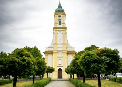 Kirche St.Michael in München, Perlach. Ideal für Hochzeitsfotografie und Trauung im Grünen am Pfanzeltplatz.