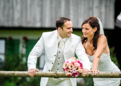 Brautpaar beim Wedding-Shooting in Königsdorf, Brautstrauss, Romantische Hochzeitsportraits südlich von München.