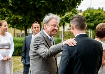 Hochzeitsreportage in Perlach: Gäste im Gespräch bei einer kirchlichen Trauung in St. Michael, München.