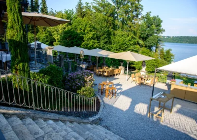 Hochzeitsfotografie bei La Villa: Terrasse mit Sitzgelegenheiten, Pavillons und Seeblick am Starnberger See in Bayern.