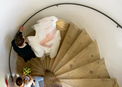 Brautpaar auf Wendeltreppe bei standesamtlicher Trauung in Dietramszell, Hochzeitsreportage Oberbayern.