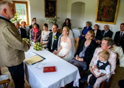 Standesamtliche Trauung in Dietramszell, Hochzeitspaar mit Gaesten in feierlicher Zeremonie, Hochzeitsreportage.