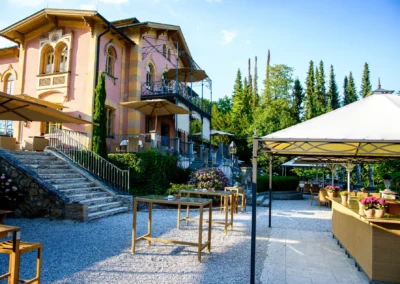 Hochzeitslocation mit Villa in Pocking, ideal fuer Hochzeitsfotografie. Tische im Freien und blauer Himmel.
