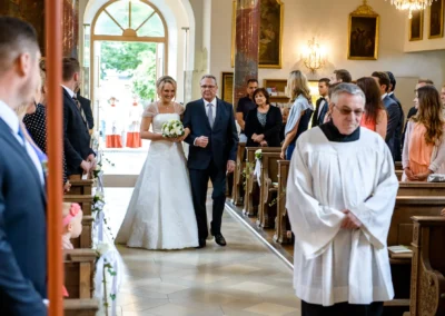Braut mit Brautvater beim Einzug in St. Michael, kirchliche Trauung, Hochzeitsreportage in Perlach, München.