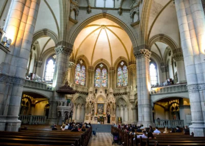 Kirchliche Trauung in der Lukaskirche mit bunter Fensterdekoration und Hochzeitsgesellschaft, fotografiert in Munchen-Lehel.
