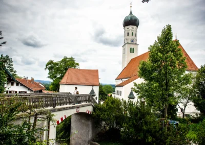 Kirchliche Trauung in Königsdorf, Kirche und Brücke im Hintergrund, idyllische Szene südlich von München.