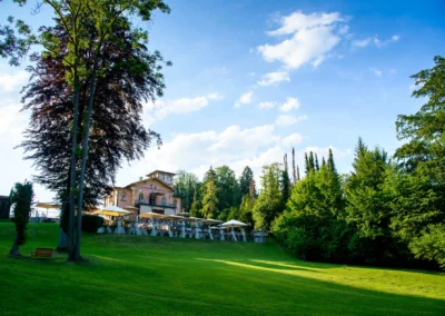 Hochzeitsfotografie von La Villa in Pocking, elegante Hochzeitslocation mit Garten bei sonnigem Wetter.
