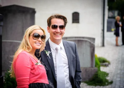 Paar bei kirchlicher Trauung in Königsdorf, lachend mit Sonnenbrillen, Hochzeitsreportage südlich von München.