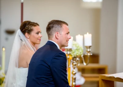 Brautpaar während der kirchlichen Trauung in der Stadtpfarrkirche Maria Himmelfahrt, Hochzeit in Oberbayern.