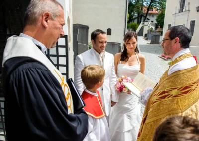Brautpaar und Priester bei einer kirchlichen Trauung in Koenigsdorf. Hochzeitsreportage in Sueddeutschland.