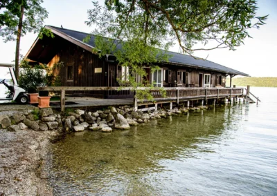 Holzhaus am Wasser bei Starnberger See, perfekte Hochzeitslocation fuer Hochzeitsreportage vom Hochzeitsfotografen.