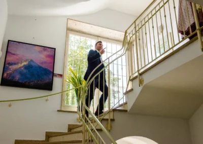 Mann im Anzug auf Treppen im Rathaus Tegernsee, Hochzeitsreportage.