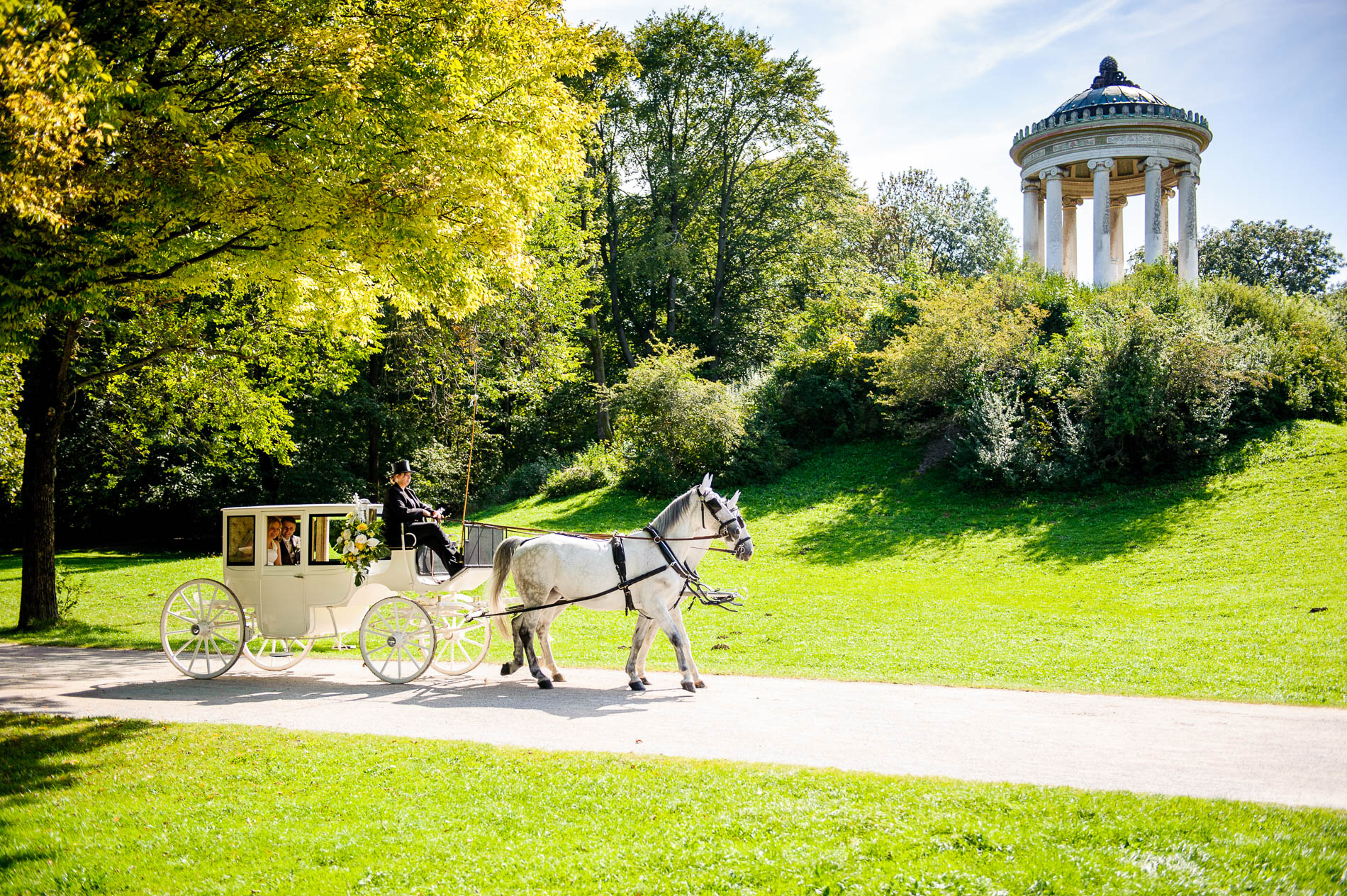 Hochzeitskutsche vor Monopteros im Englischen Garten in München
