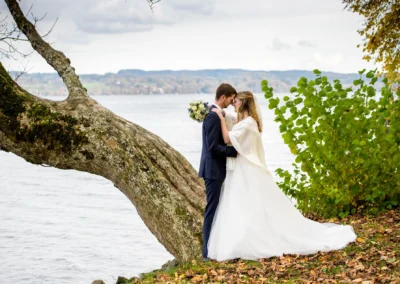 Brautpaarfoto am Starnberger See mit Baum im Hintergrund, Hochzeitsfotografie in Bernried.