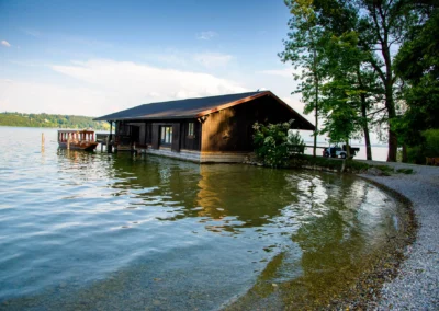 Hochzeitslocation La Villa am Ufer des Starnberger Sees in Pocking, perfekte Kulisse fuer Hochzeitsreportagen.