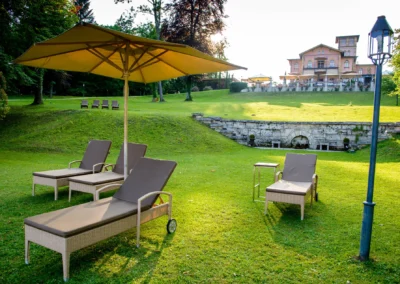 Hochzeitslocation La Villa in Bayern mit Liegestuehlen im Garten, fotografiert bei einer Hochzeit.