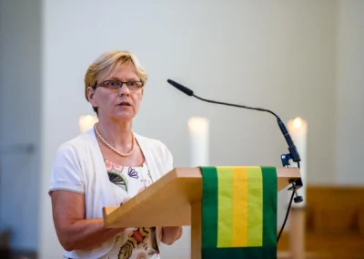Frau haelt eine Ansprache waehrend einer Hochzeit in München. Hochzeitsreportage in Sendling, Oberbayern.