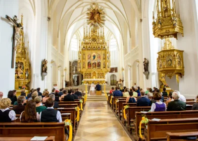 Kirchliche Trauung in der Stadtpfarrkirche Maria Himmelfahrt, Bad Toelz, festgehalten von einem Hochzeitsfotografen.