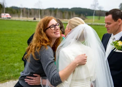 Braut umarmt Freundin bei standesamtlicher Trauung in Dietramszell, Hochzeitsreportage in Oberbayern.