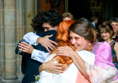 Umarmung bei der kirchlichen Trauung in der Lukaskirche München, eingefangen von einem Hochzeitsfotografen.