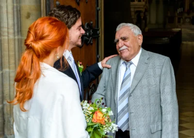 Brautpaar und Gast bei kirchlicher Trauung in Lukaskirche. Hochzeitsreportage in München festgehalten.