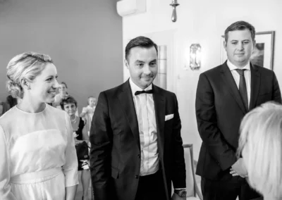 Brautpaar laechelt waehrend Hochzeitszeremonie im Rathaus Tegernsee, festgehalten von Hochzeitsfotograf in Bayern.