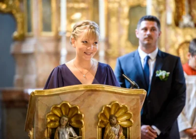 Frau bei kirchlicher Trauung in St. Michael, Hochzeit in Oberbayern, emotionale Hochzeitsreportage in Perlach.