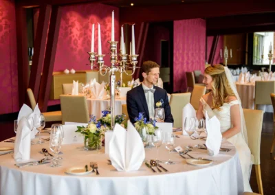 Brautpaarfoto bei einer Hochzeit in Bayern, elegant gedeckter Tisch in Bernried am Starnberger See.