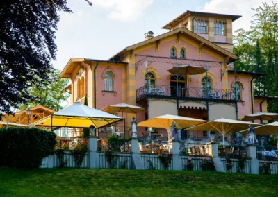 Hochzeitslocation La Villa in Pocking, Bayern mit Terrasse und Sonnenschirmen. Perfekt für Hochzeitsreportagen.