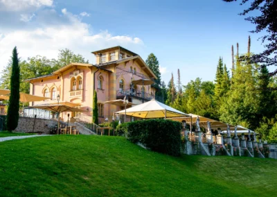 Hochzeitslocation La Villa in Pocking mit Gartenansicht, ideal fuer eine Hochzeitsreportage in Bayern.