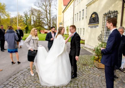 Brautpaar bei kirchlicher Trauung in Bernried am Starnberger See, begleitet von Hochzeitsgesellschaft.
