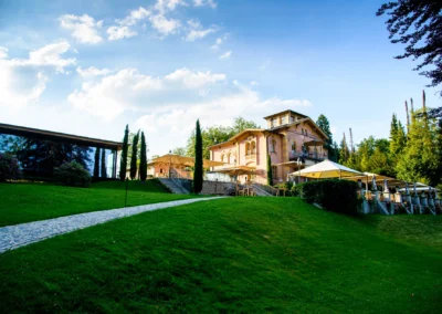 Hochzeitslocation La Villa in Pocking bei einer Hochzeit, mit grüner Wiese und blauen Himmel. Hochzeitsfotografie aus Bayern.