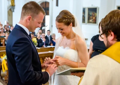 Brautpaar tauscht Ringe bei kirchlicher Trauung in Stadtpfarrkirche Maria Himmelfahrt, Hochzeitsreportage.