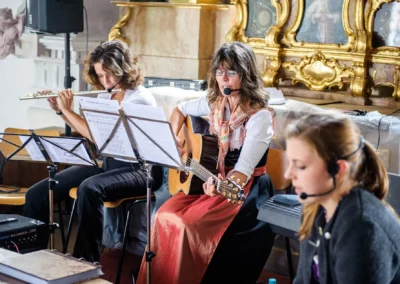 Musiker begleiten kirchliche Trauung in Bad Toelz mit Gitarre und Floete. Hochzeitsreportage suedlich von Muenchen.