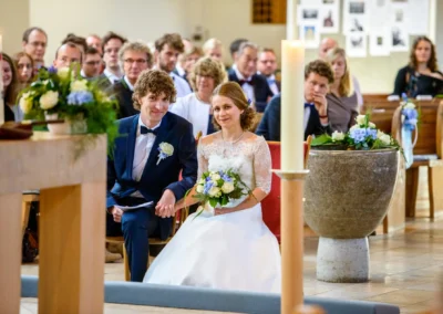 Brautpaar bei der Trauung in einer Kirche in Sendling, festgehalten von einem Hochzeitsfotografen aus Muenchen.