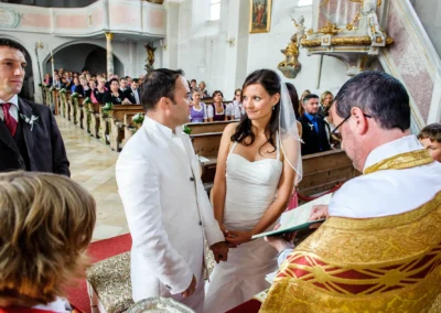 Kirchliche Trauung in Königsdorf, Brautpaar am Altar, Hochzeitsreportage südlich von München.