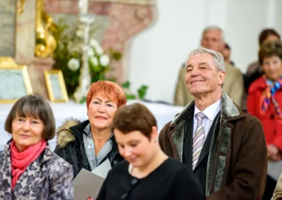 Gäste bei der kirchlichen Trauung in Dietramszell, Reportagefotografie einer Hochzeit südlich von München.