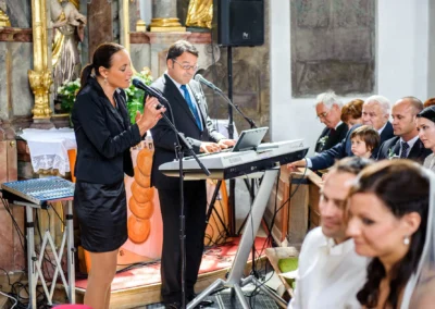 Kirchliche Trauung in Königsdorf mit Musikern während der Hochzeitszeremonie, Hochzeitsreportage südlich von München.
