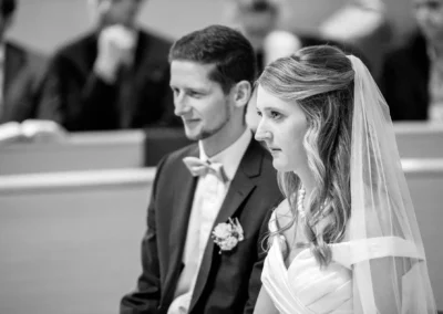 Brautpaar waehrend kirchlicher Trauung in Bernried, Hochzeit fotografiert von Hochzeitsfotograf in Schwarz-Weiss.