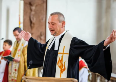 Pastor bei Trauung in Kirche in Bad Toelz, verleiht Segen. Hochzeitsreportage Koenigsdorf, suedlich von Muenchen.