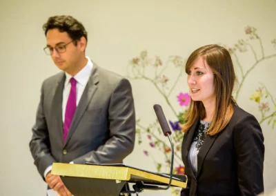 Zwei Personen halten eine Rede bei einer Hochzeit in Bernried, Teil einer Hochzeitsreportage.