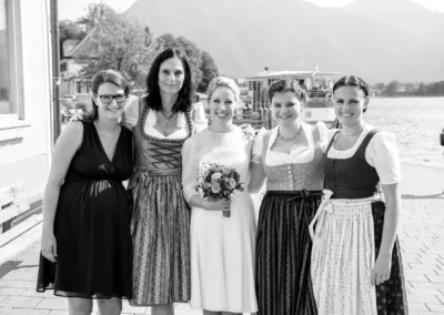 Braut mit Brautjungfern in traditioneller Kleidung am Tegernsee, bei einer Hochzeit aufgenommen.