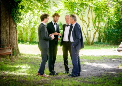 Gesellschaft bei einer Hochzeit in Sendling, lockere Unterhaltung im Freien, Teil einer Hochzeitsreportage aus Muenchen.
