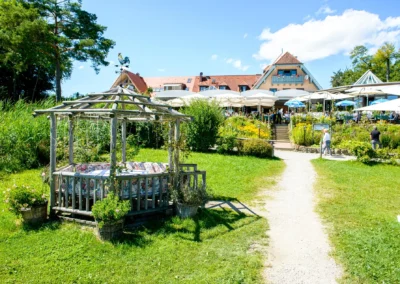 Hochzeitfotograf am Chiemsee: Gartenpavillon und Restaurant im Malerwinkel, perfekte Kulisse fuer Hochzeitsreportage in Oberbayern.