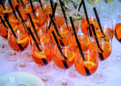 Hochzeitsfoto aus Oberbayern: Viele Aperol Spritz Glaser mit Orangenscheiben auf einer Hochzeit. Hochzeitsreportage.